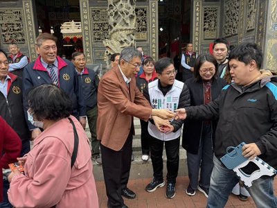 柯文哲苗栗發福袋  肯定賴香伶接副縣長能力