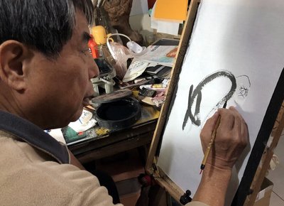 手捏壺陶藝夫妻檔　退休醉心畫達摩、創作漆器