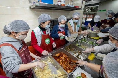 副總統合體蘇巧慧惜食廚房做公益　年節送暖關懷弱勢