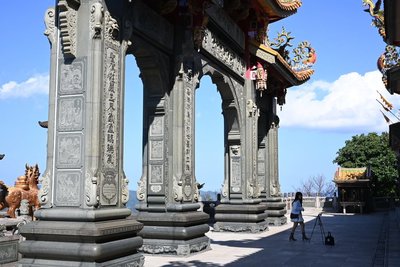 汐止聖德宮牌樓如希臘神殿　濟德宮通靈少女取景