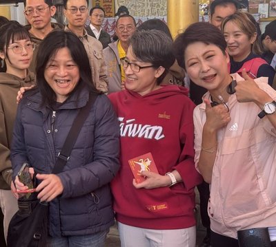 蕭副總統台南發福袋　秒認國中同學相見歡