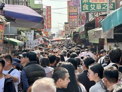 鹿港老街春節湧人潮 遊客直呼年味十足