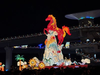 新北燈會開幕點亮紅寶馬主燈 民眾搶拍線條小狗