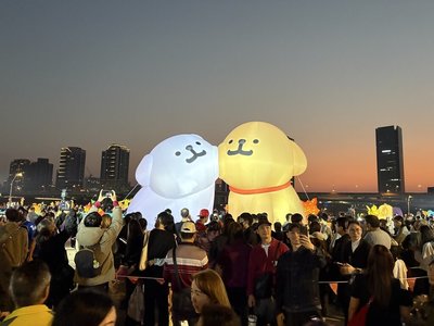 新北燈會開幕點亮紅寶馬主燈 民眾搶拍線條小狗