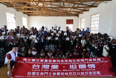 橫跨東西非 周大觀基金會頒生命獎章肯定人權行動者