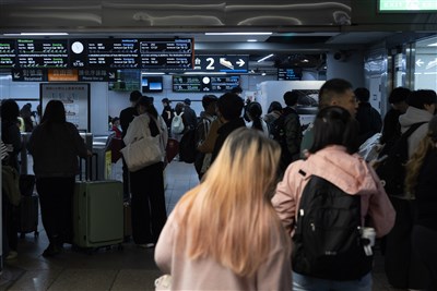 雙鐵春節疏運近900萬人次　年初三最高峰