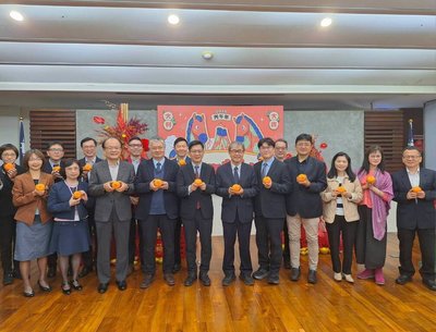 教育部新春團拜　鄭英耀勉以新思維解決問題