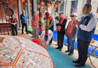 澎湖天后宮米包龜開光  信眾為縣長陳光復祈福