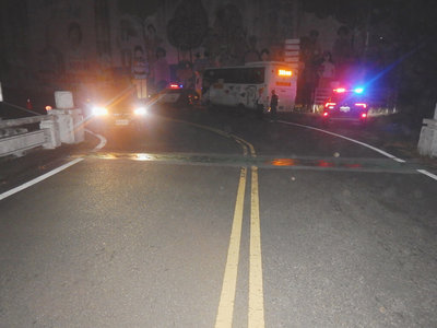 台中豐原客運疑過彎跨越雙黃線 擦撞轎車無人傷