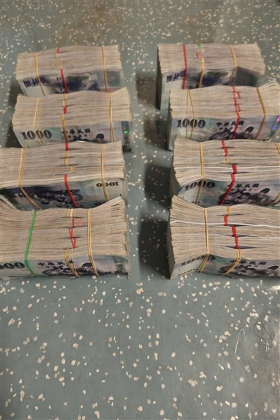 越南移工搭火車掉400萬現金 南檢查出地下匯兌