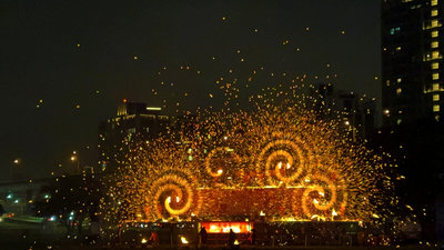 新北燈會鐵花秀吸人潮　火光震撼攝影師卡位搶拍