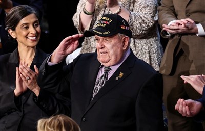 川普國情咨文打出溫情攻勢　真人故事為政策背書