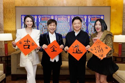 葉啟田苗可麗揮毫祝福觀眾　主持「藍寶石」壓力大