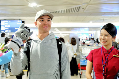 台美混血好手費柴德抵台　中職送上吉祥物歐告娃娃