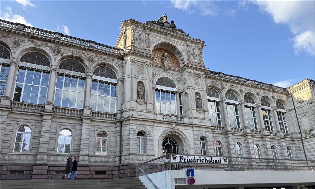 不穿衣服才是一種禮貌 德國千年公共裸湯文化