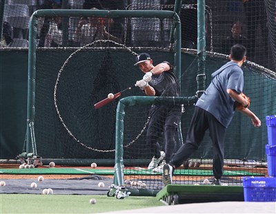 費柴德打擊練習遇陳偉殷餵球　分享「從小看他投球」