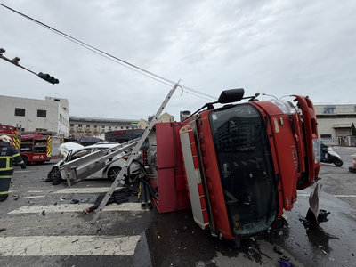 桃園蘆竹消防車救災途中遭撞翻覆　7人輕傷送醫