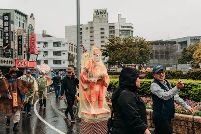台南丙午年迎春禮 新妝芒神赤腳代表雨水豐沛