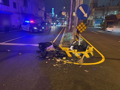 頭份轎車違規載客　閃紅燈路口疑搶快撞雙載機車1死