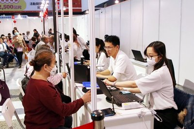 嘉義市振興商圈夜市券　首日兌換湧現排隊人潮