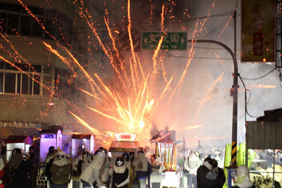 台南鹽水蜂炮夜色中施放　遊客體驗炸射聲光震撼