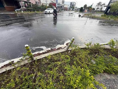 貨車載液肥未繫牢 宜蘭轉彎處掉落散惡臭將挨罰