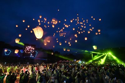 雙龍馬主燈升空　新北平溪天燈照亮元宵夜祈福