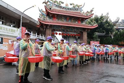 南投松柏嶺受天宮慶元宵 信眾扁擔扛米糕桃祝壽