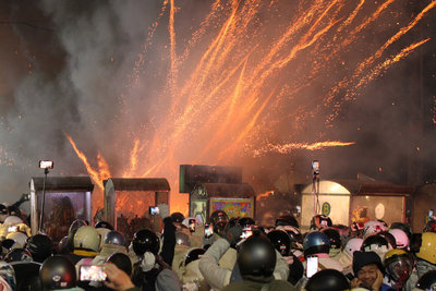 台南鹽水蜂炮元宵夜狂炸　街區湧遊客隨神轎移動