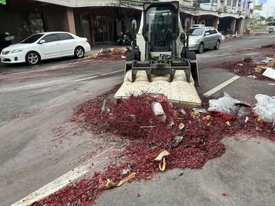 台南鹽水蜂炮激情過後  環保局清出22.5公噸垃圾