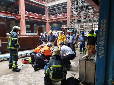 北市國賓飯店旁工地工人墜樓　命危送醫搶救