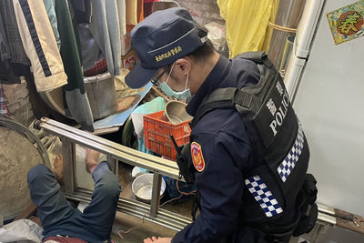 台南獨居翁遭震倒鋁梯壓住 受困逾半日獲救