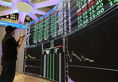 台股爆量重挫1494點 台積電下跌70元收1865元