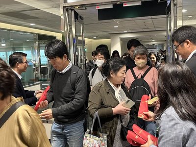 外交部接機杜拜返台客 旅客：勤跑機場才搶到機票