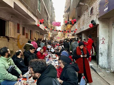 埃及1公里長餐桌  齋月望日歡樂開齋頌揚濟貧團結