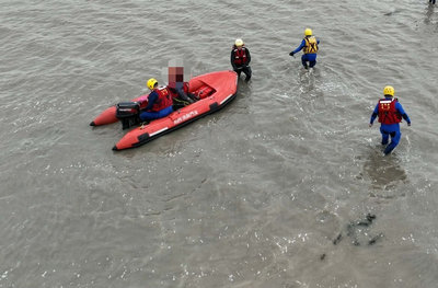 金門民眾受困蚵田險滅頂　消防駕艇救援助脫困