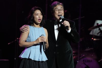 楊烈開唱前累過頭罹皮蛇　女兒溫馨合唱日本老歌