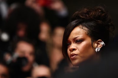 蕾哈娜加州豪宅遭人連開多槍子彈穿牆 幸無人傷亡