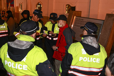 西藏抗暴日燭光晚會遭丟鞭炮干擾　警逮1男偵辦