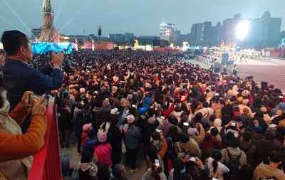 日本京都橘高校校友樂團現身台灣燈會　引爆人潮