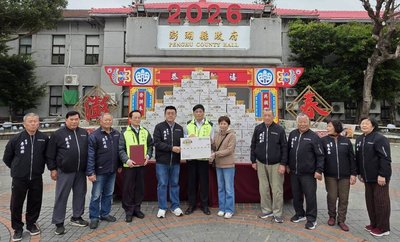 馬公城隍廟贈泡麵龜　澎湖實物銀行將助弱勢