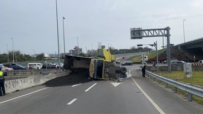 國10交流道曳引車疑闖紅燈釀4傷　警依規開罰