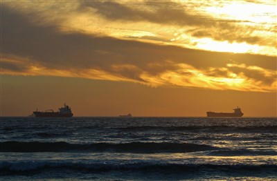荷莫茲海峽附近傳電子戰干擾　出現圓形及倒Z形異常船陣