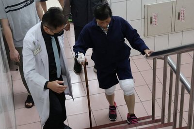 台中清潔婦久站搬重物　軟骨脫落劇痛置換雙膝