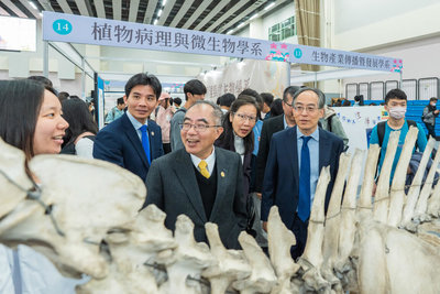 台大杜鵑花節登場 學系博覽會讓學生認識校園