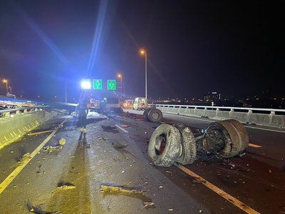 國3聯結車撞分隔島　車頭墜橋下釀1死1傷