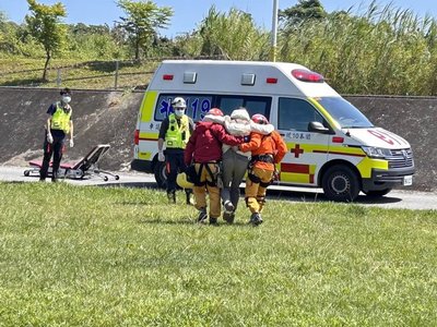 男攀登北二段失足骨折 空勤直升機吊掛救援