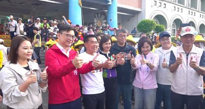 「粉紅超跑」與旗山媽祖聯合遶境 藍綠民代到場