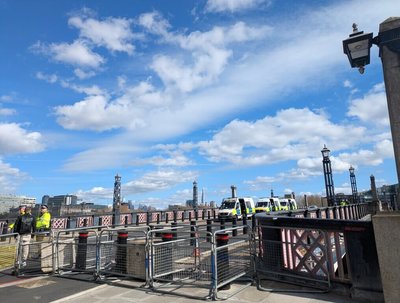 伊朗戰爭倫敦示威集會　警方首度以泰晤士河隔離雙方