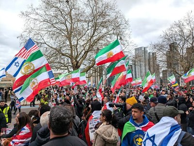 伊朗戰爭倫敦示威集會　警方首度以泰晤士河隔離雙方